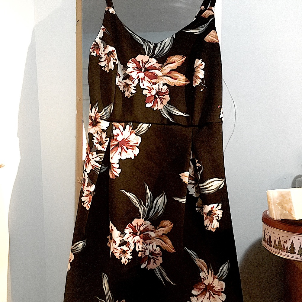 Short dress, stretchy material, adjustable straps, built in bra.